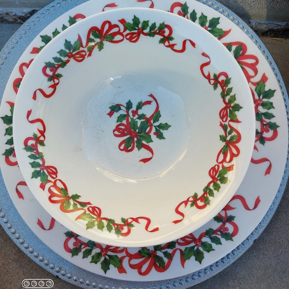 Set of 4 Christmas plates CVS